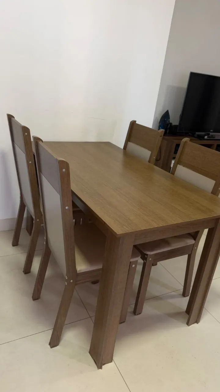 Mesa de jantar - 4 lugares (com cadeiras)