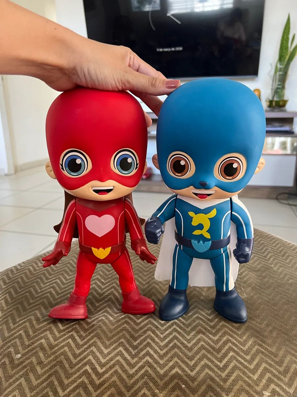 Bonecos Luccas Neto e Gi (Super Foca e Super Sereia) - Foto 4
