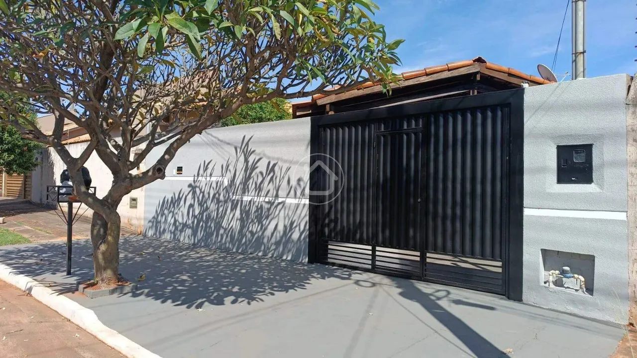 CASA COM PISCINA E PLACA SOLAR