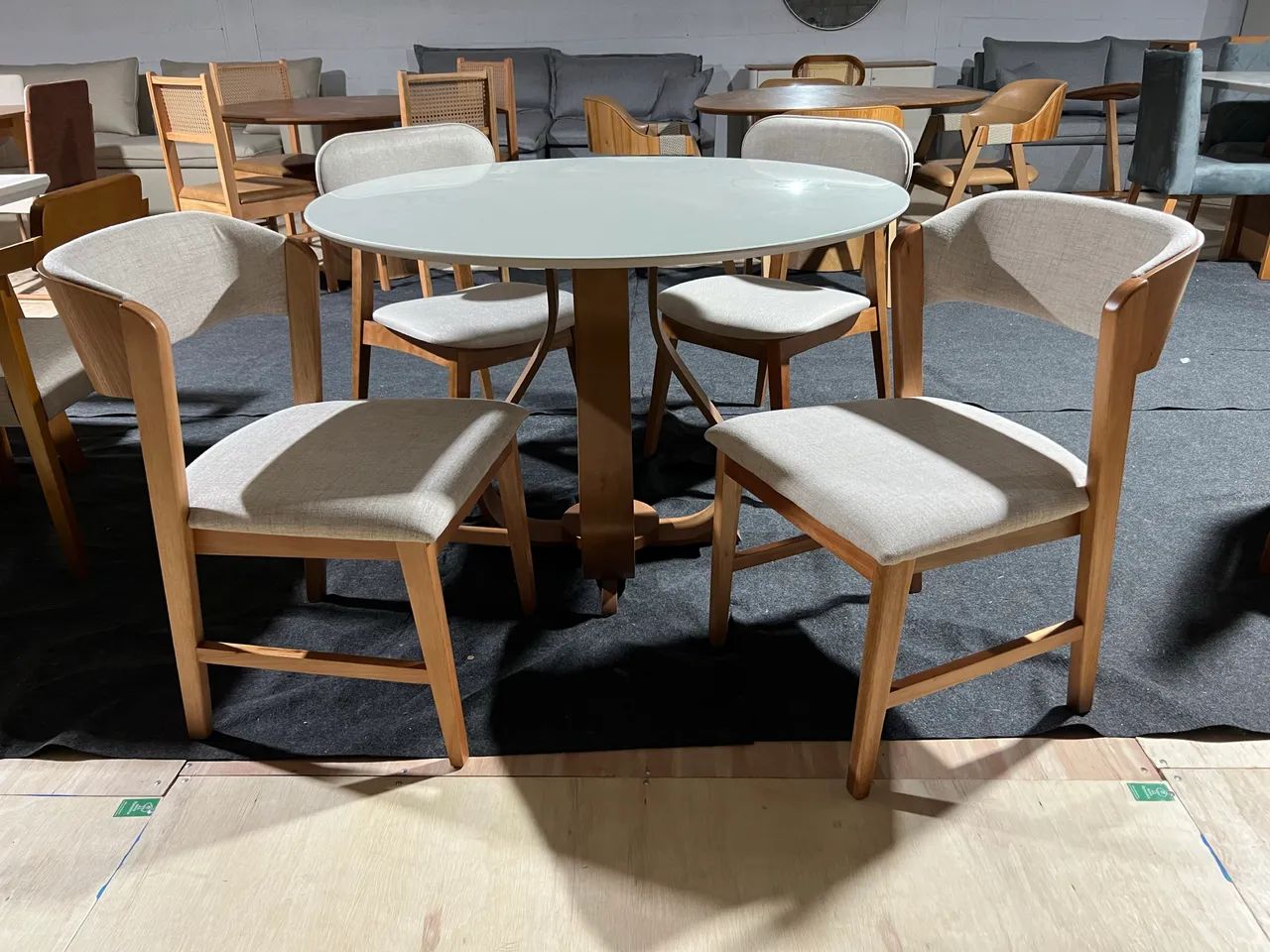Mesa de Jantar redonda 1.10m com 04 cadeiras 
