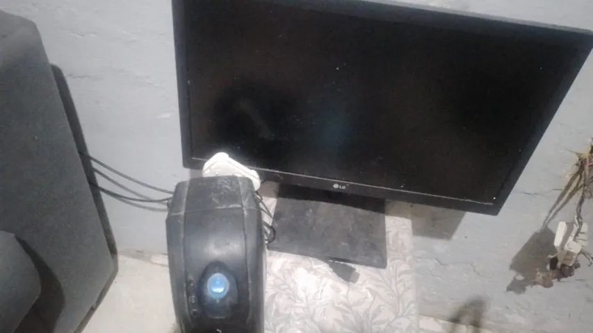 Tela de computador e estabilizador 