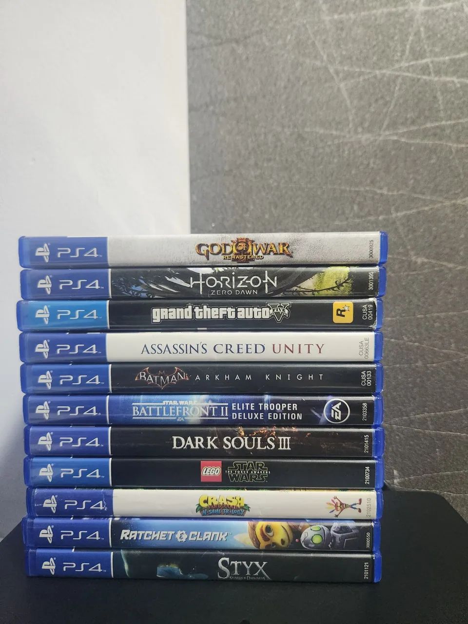 Vendo ps4 slim com 2 controles base pra carregar 12 jogos e com os cabos tudo original 