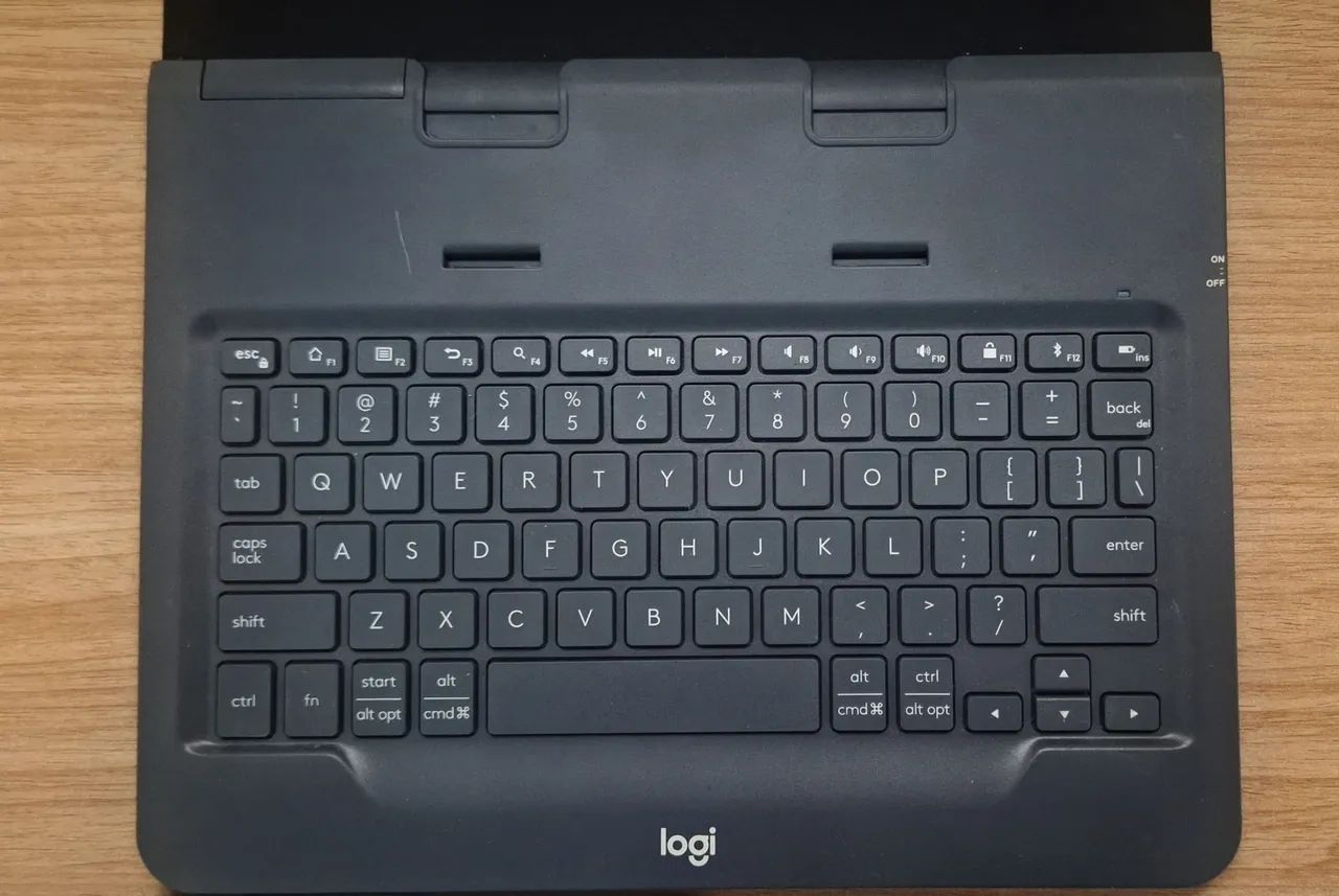 CAPA COM TECLADO LOGITECH UNIVERSAL FOLIO - Foto 2