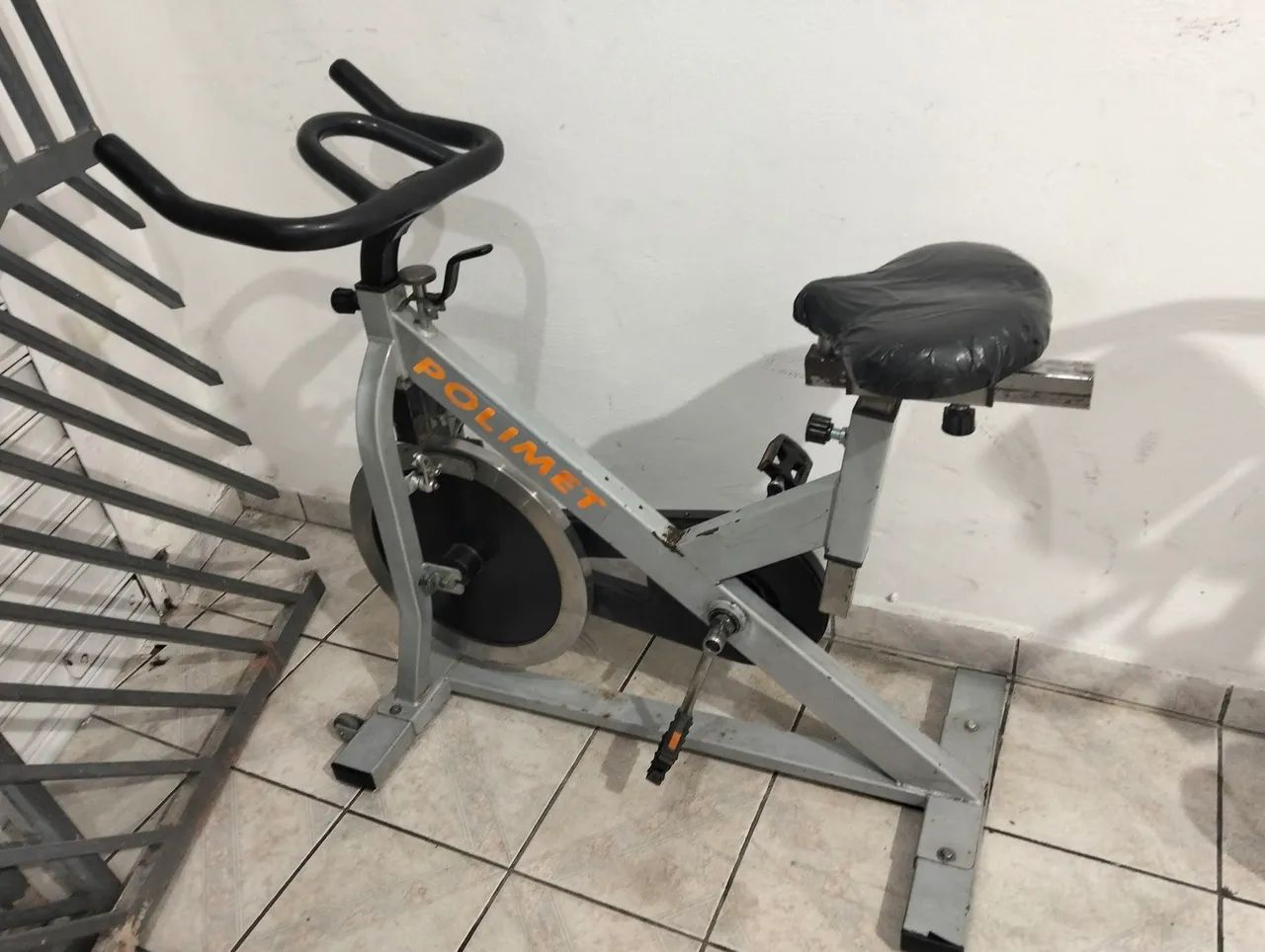 Bicicleta ergométrica de academia 