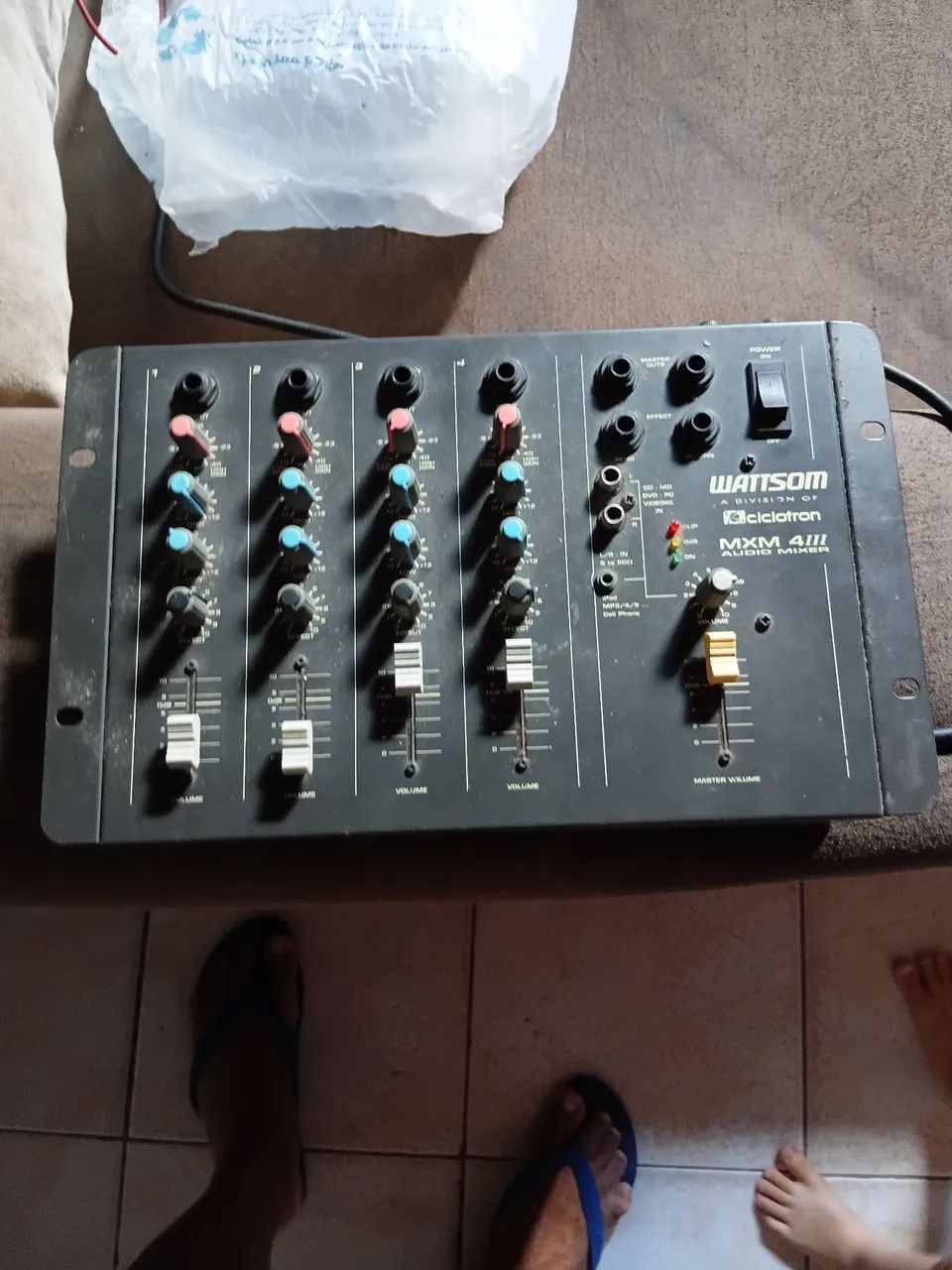 MESA DE SOM DE 4 CANAIS