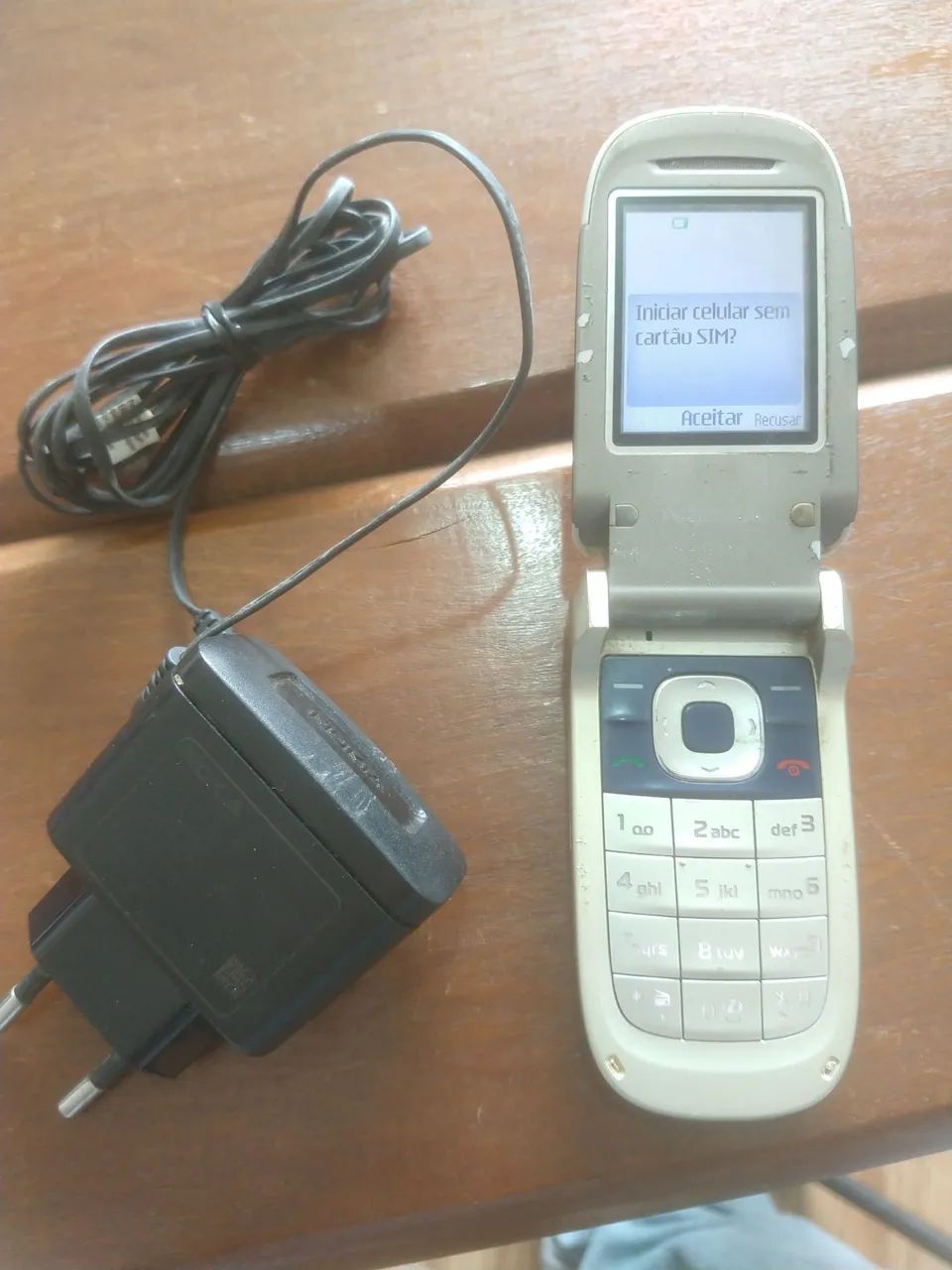 Celular Nokia retrô com flip funcionando 