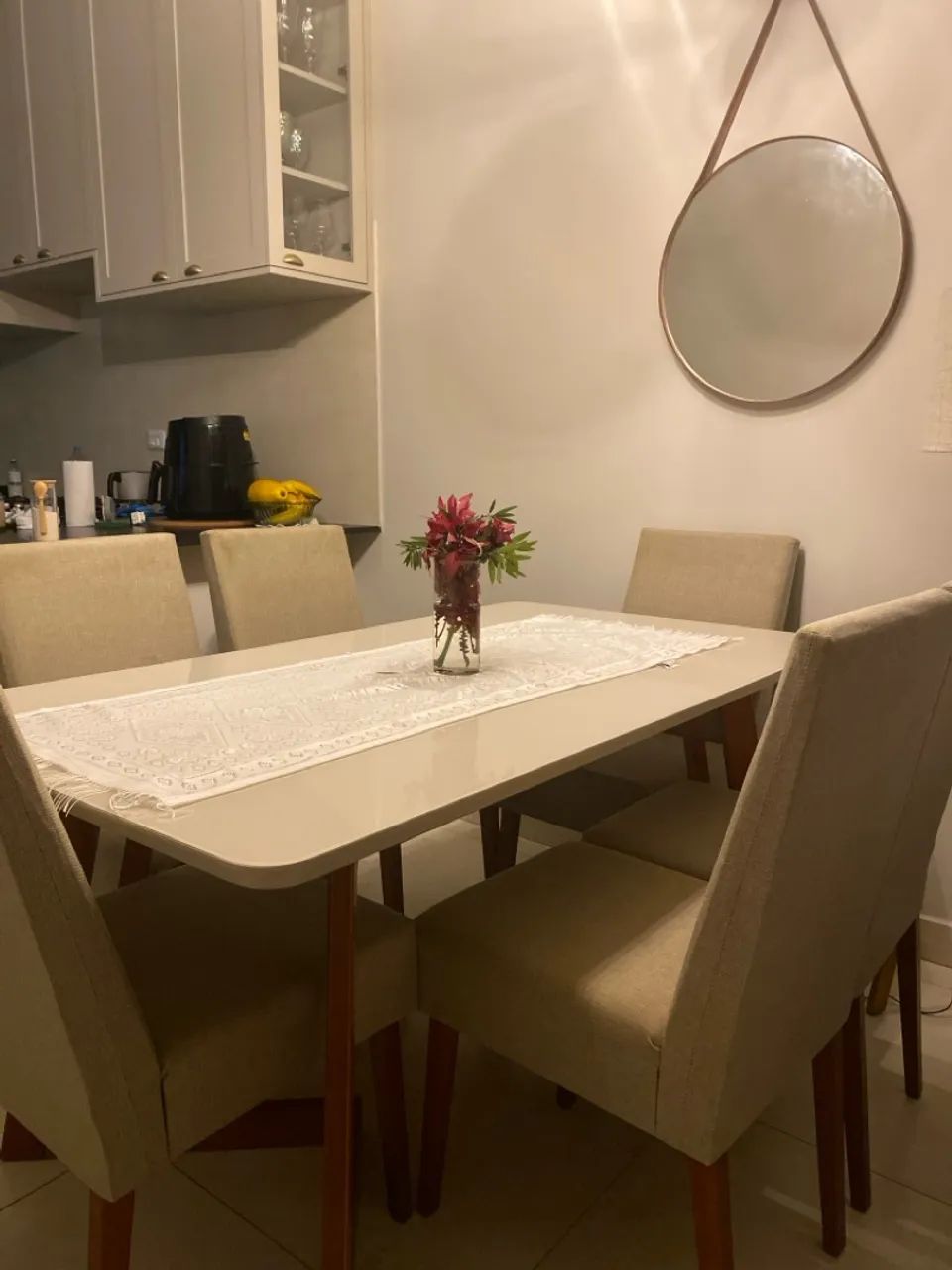 Conjunto de mesa com 6 cadeiras 