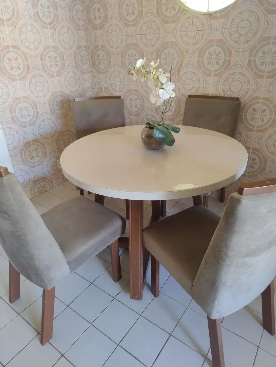 Mesa com tampo de vidro 