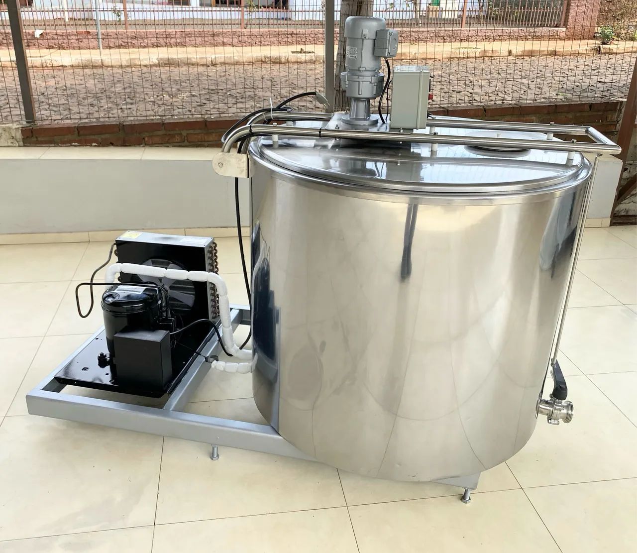 Tanque Resfriador Leite Tina 300 Litros Maturação de Base de Sorvetes e Misturar Açaí  - Foto 2