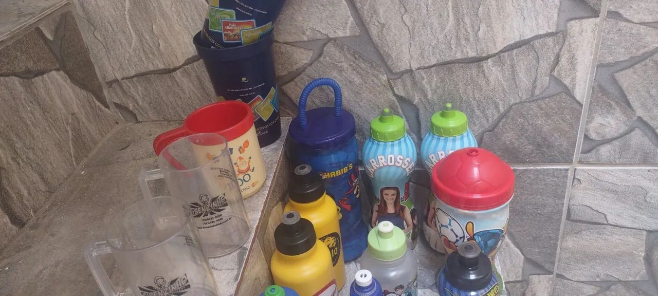 Lote de squeezes, canecas plasticas antigo - Foto 3