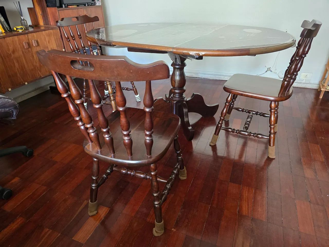 Mesa de jantar extensível (madeira maciça com 4 cadeiras)
