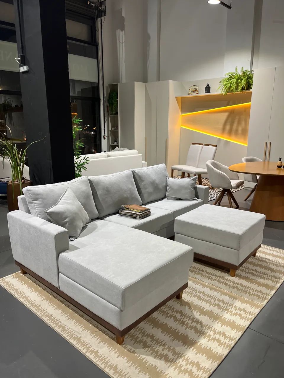 Sofá chaise fixa + puff em diversos tecidos e cores 