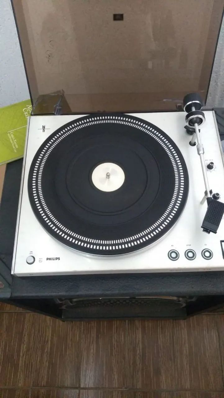 A um Toca Discos de Vinil Phillips.  - Foto 3