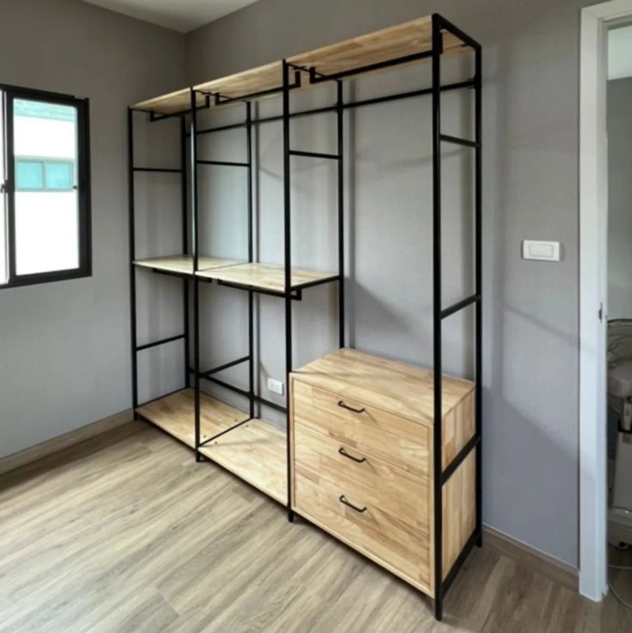 Móveis para closet ou loja.