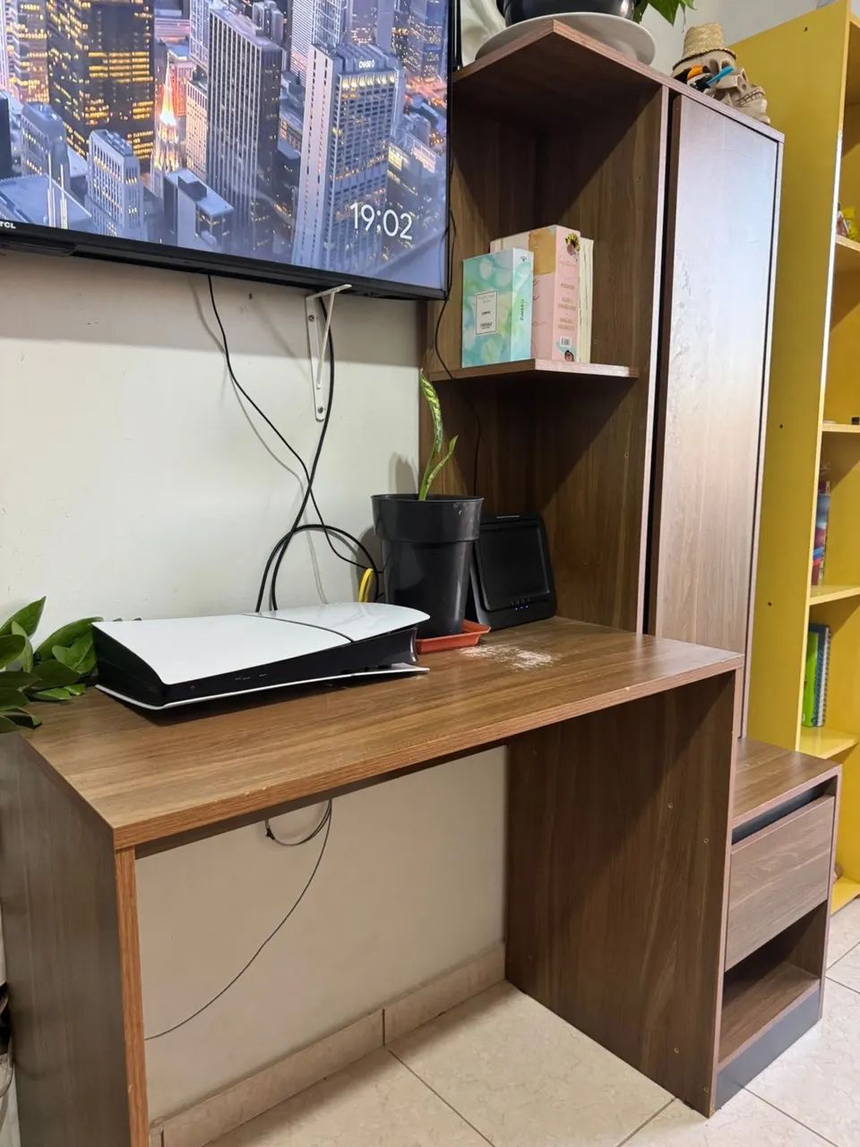 Vendo escrivaninha com estante 