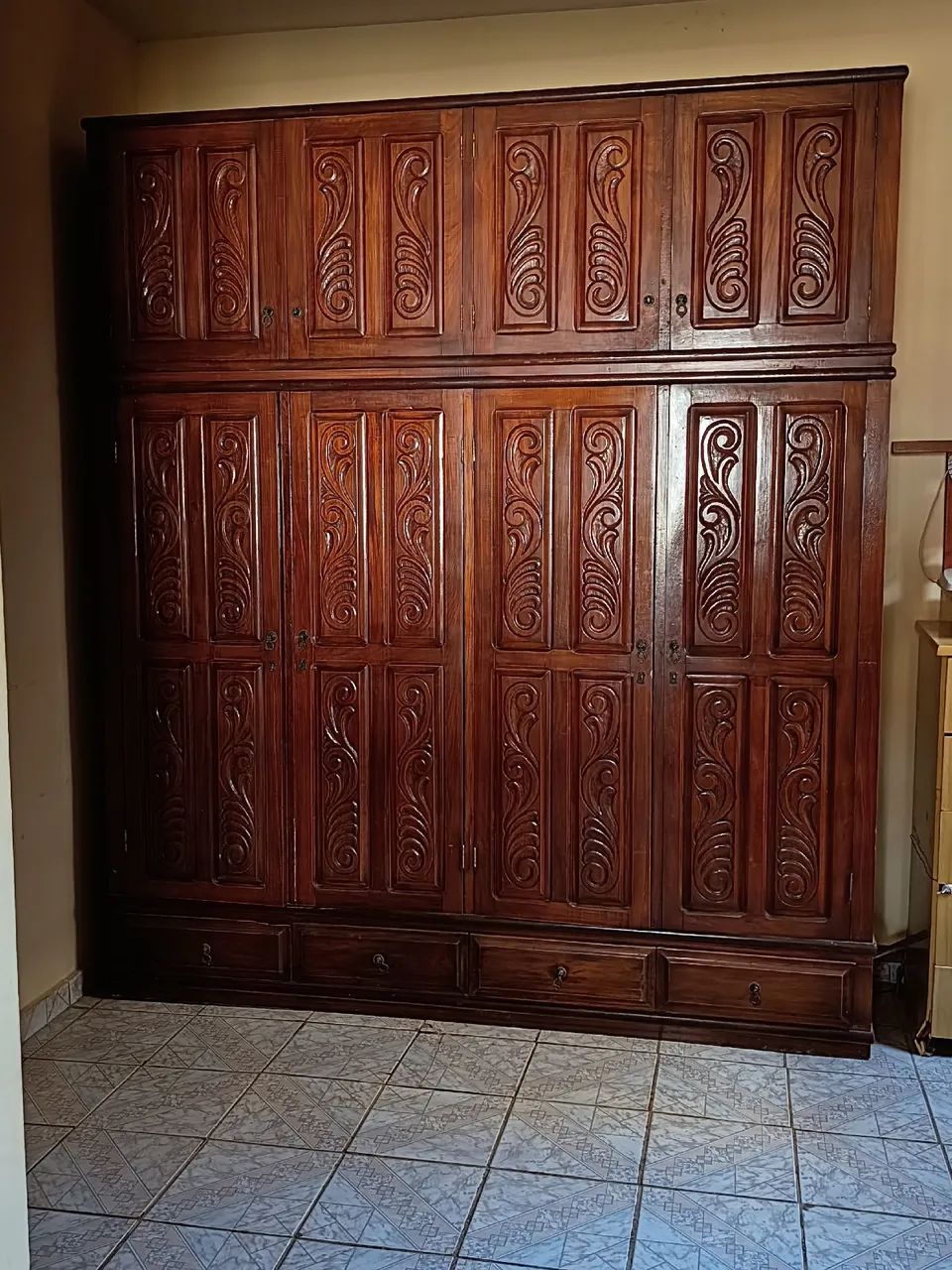Guarda roupas antigos