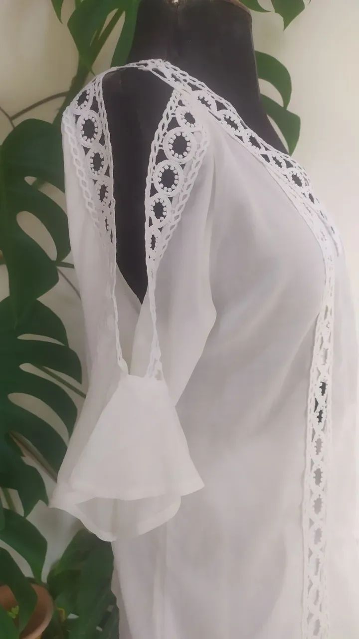Blusa estilo bata na cor branca com aplicação em gripi  - Foto 4