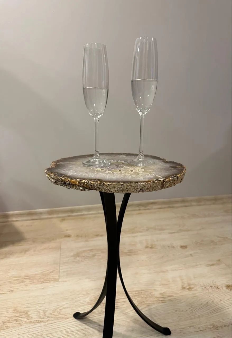 Mesa Lateral com Pedra Ágata Natural - Peça Exclusiva e Sofisticada
