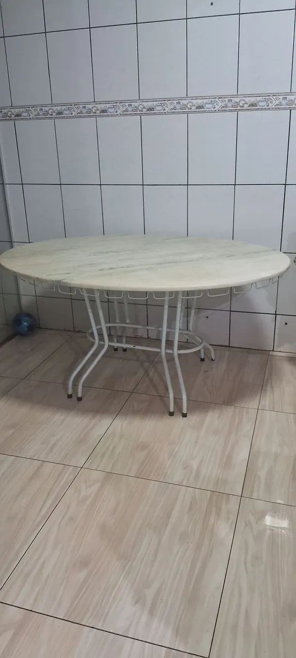 Mesa reforçada, 160cm x 115cm. Sem as cadeiras. 