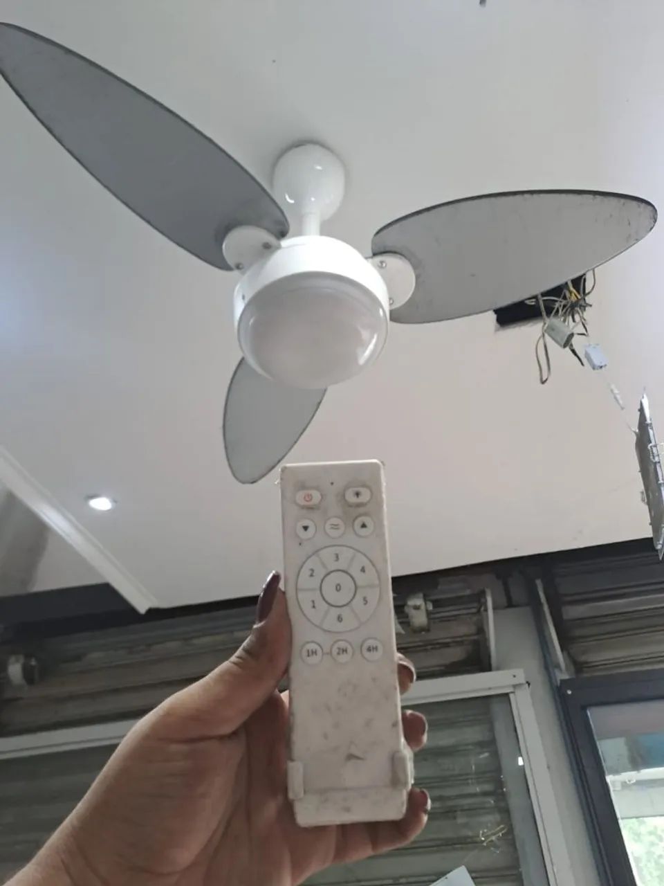 Ventilador de teto com controle 