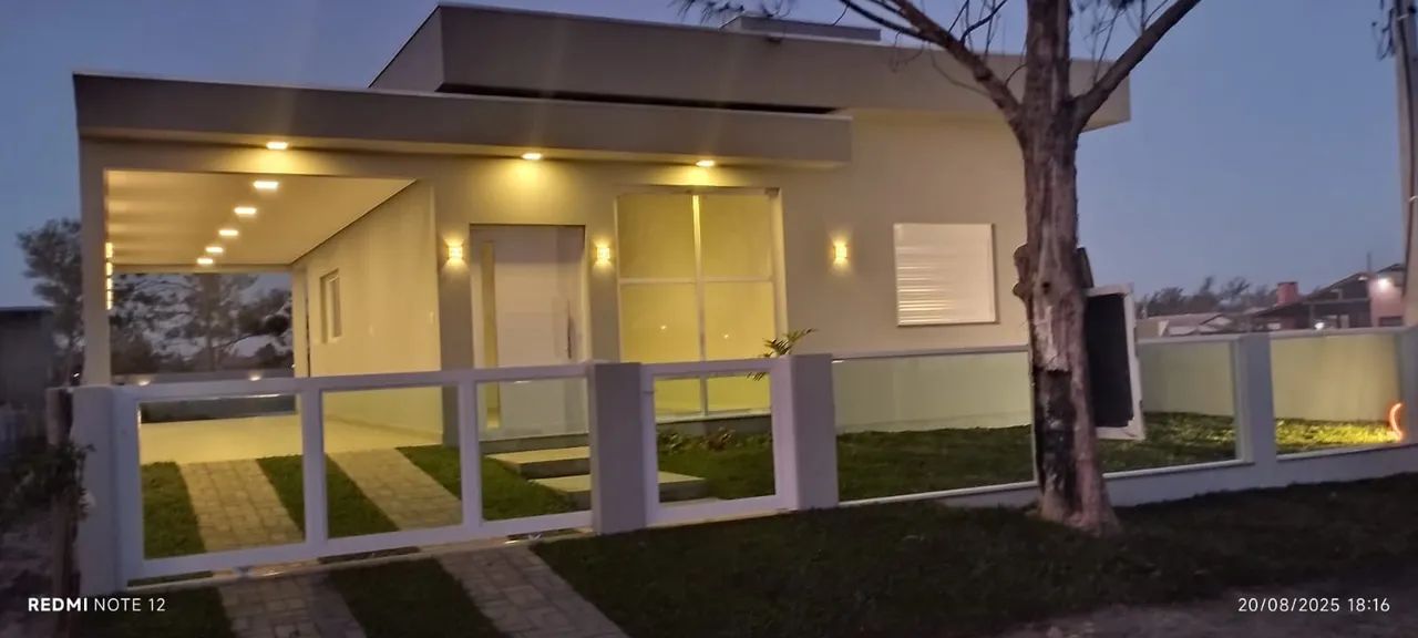 Casa nova a 350 metros do mar com piscina