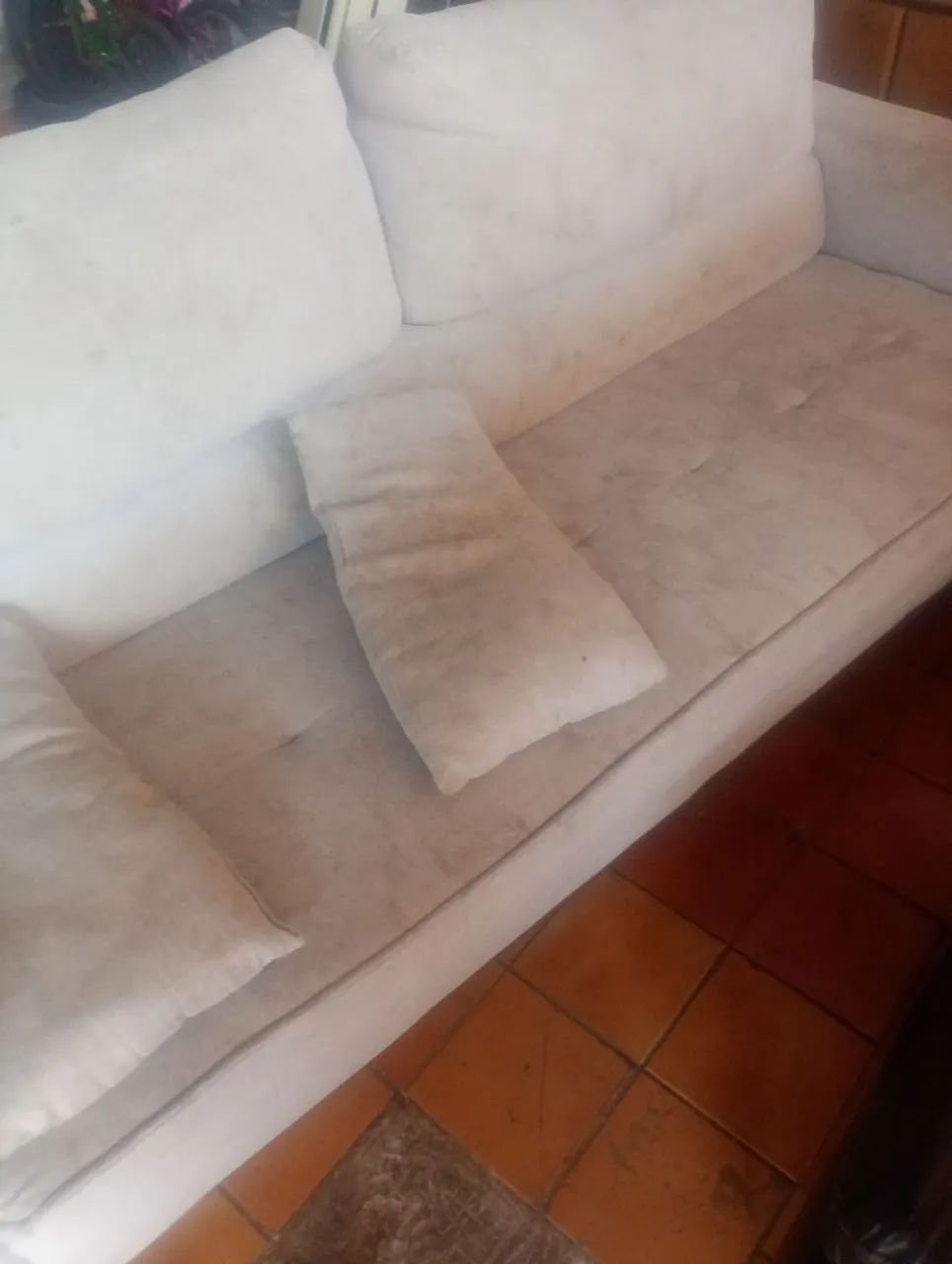 Sofá tecido 3 lugares / entrego / precisa de limpeza  - Foto 2