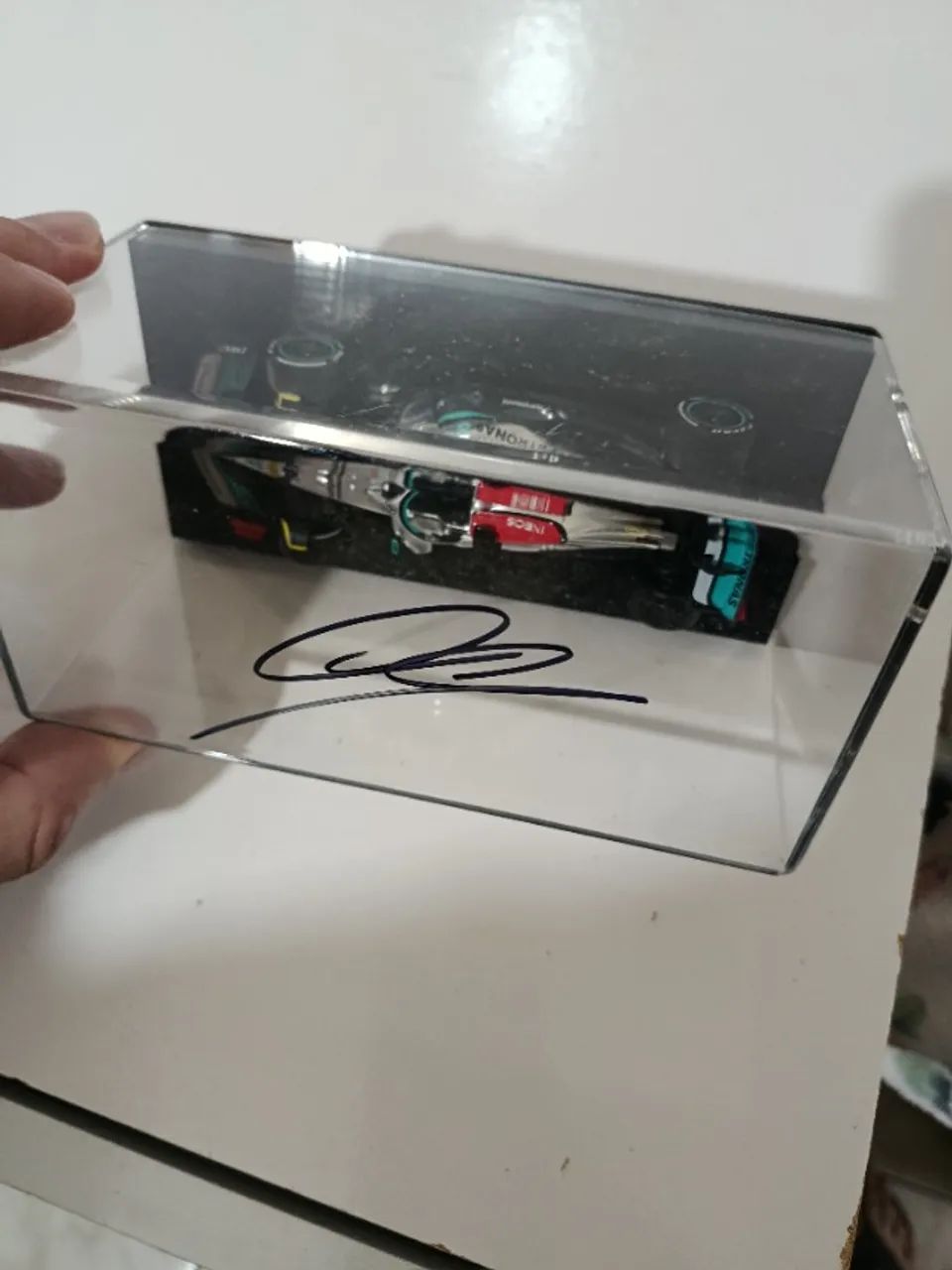 Replica F1 Mercedes autografado Louis Hamilton  - Foto 4