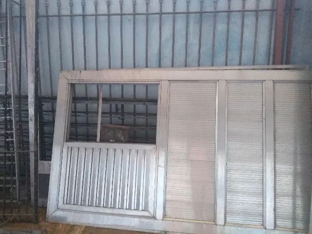 02 Portas em alumínio c/ vidros completos aramados,reforçadas,bom estado.Só mensagens OLX - Foto 4