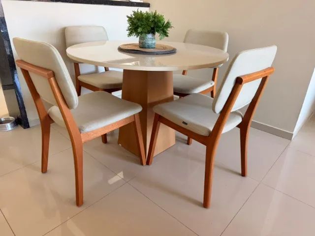 Conjunto mesa de jantar + 4 cadeiras 