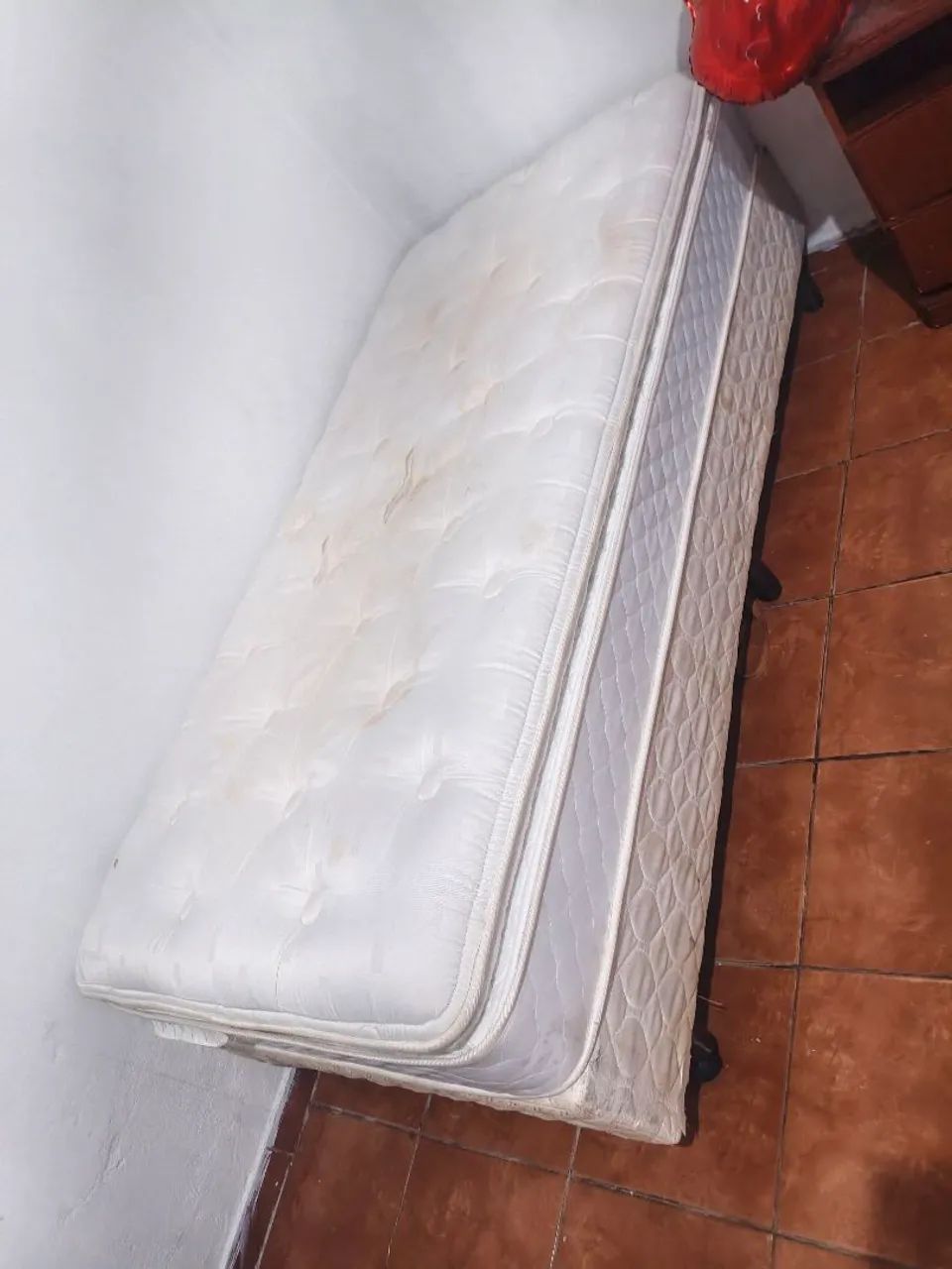 Cama de solteiro com base 