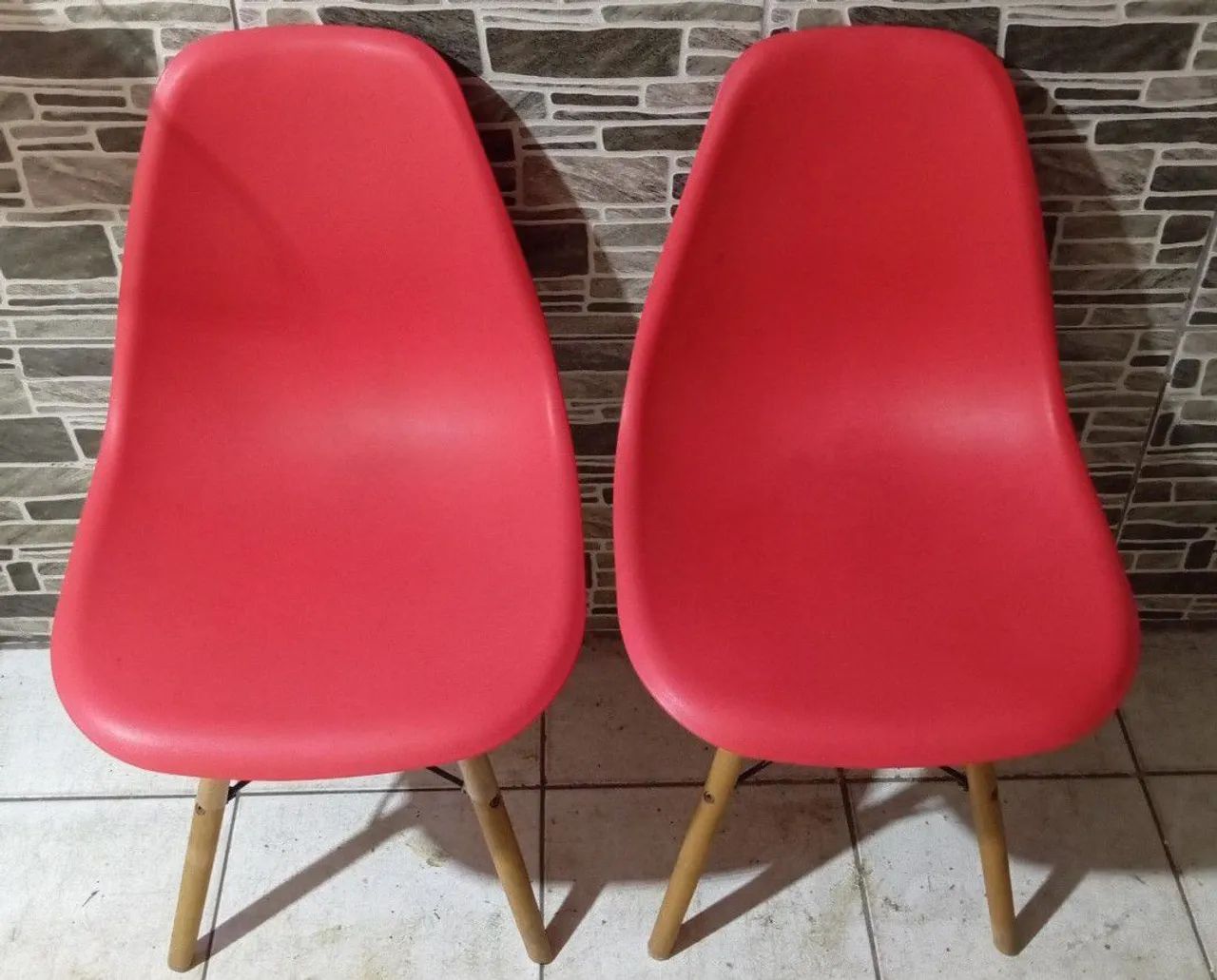 JOGO 2 CADEIRAS PÉ DE PALITO VERMELHA  - Foto 2
