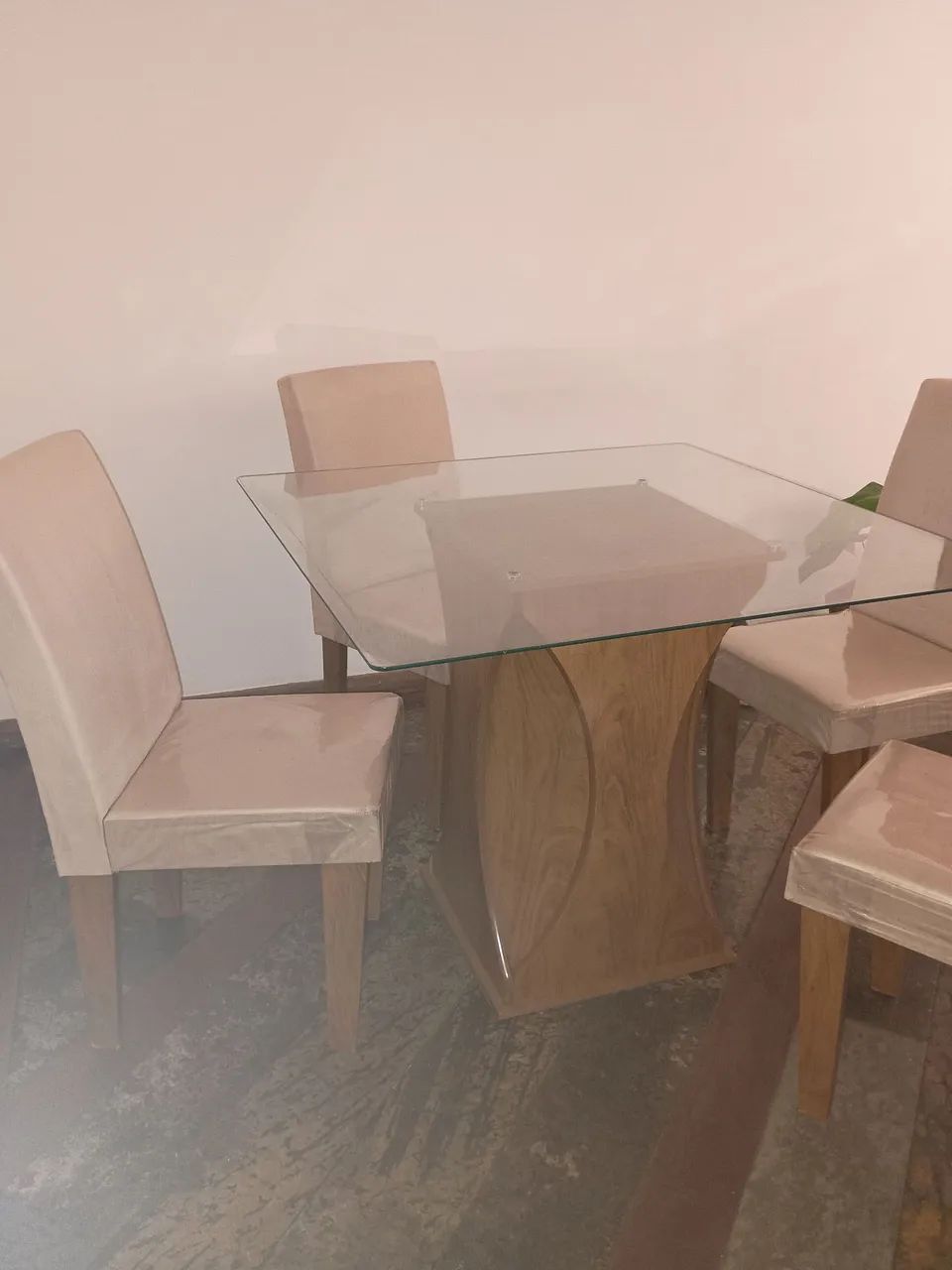 Mesa de jantar com tampo de vidro e 4 cadeiras estofadas - Foto 2