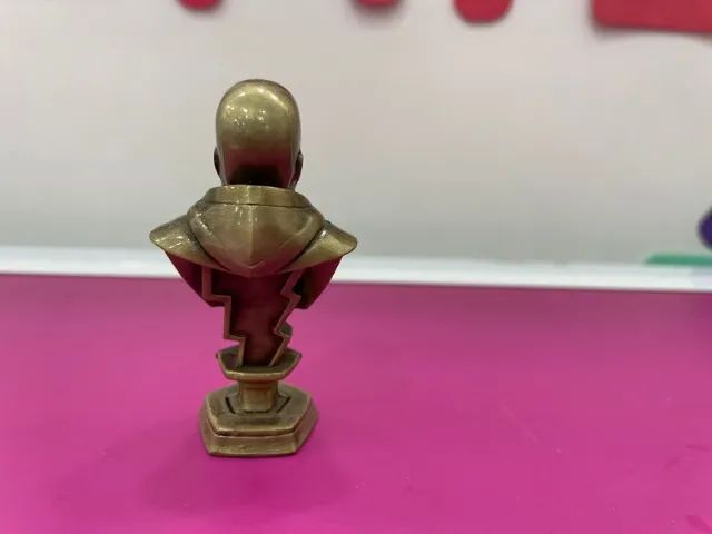 BONECO CAPITÃO MARVEL (RESINA) - Foto 3