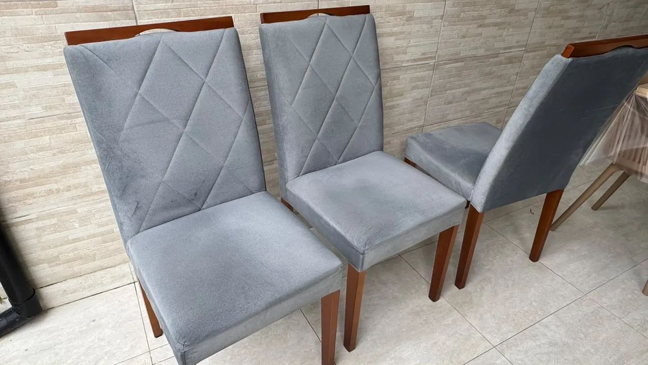 4 Cadeiras Estofadas Cinza com Pés de Madeira - Foto 4