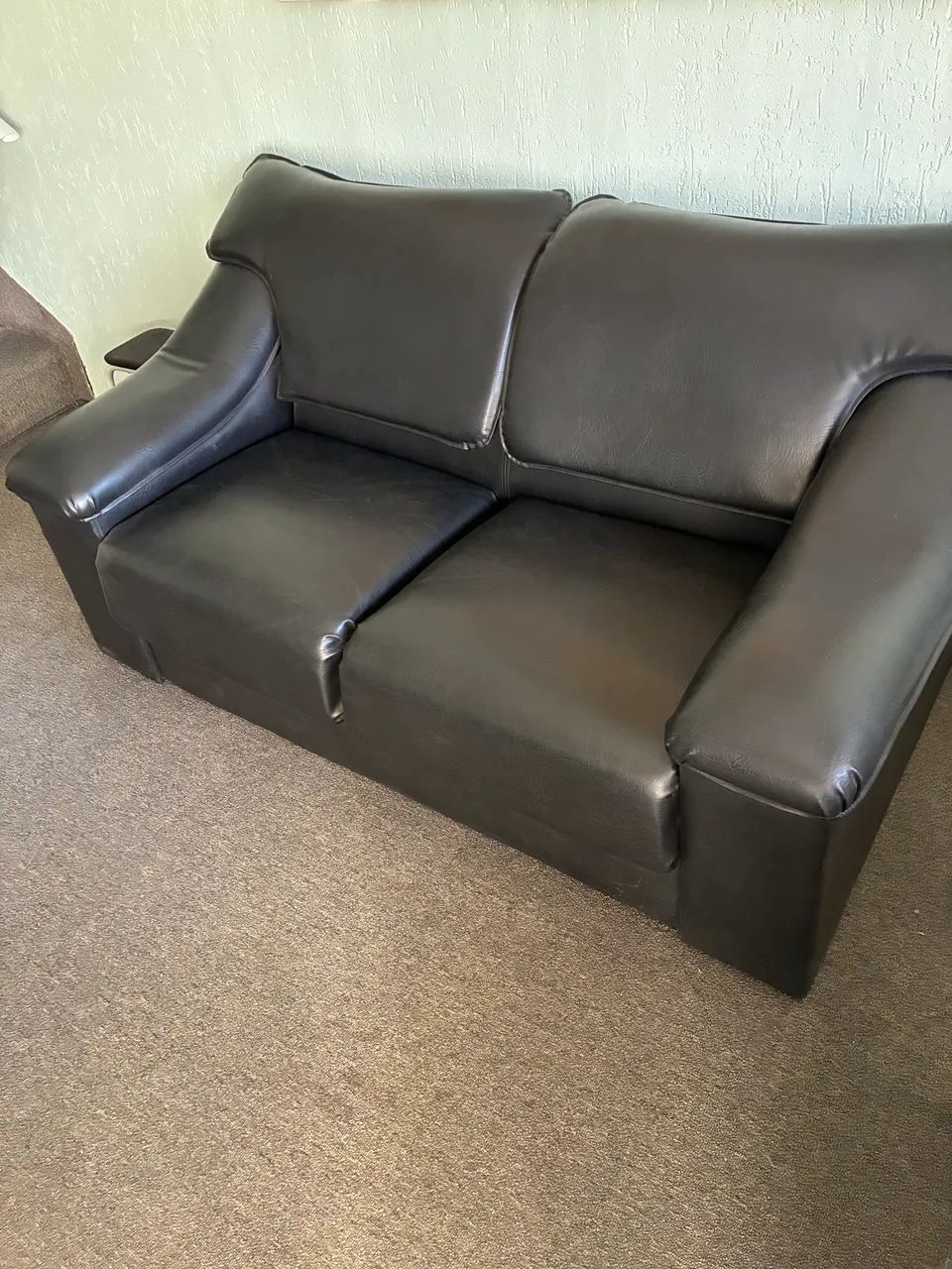 Conjunto de sofás preto, 2 lugares, em corvin