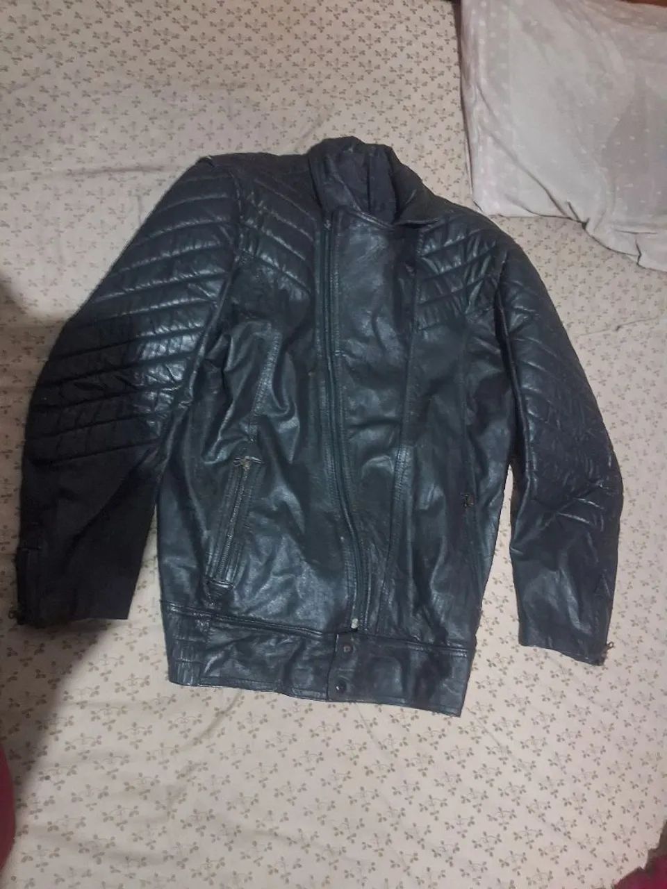 Jaqueta de couro para motociclista.