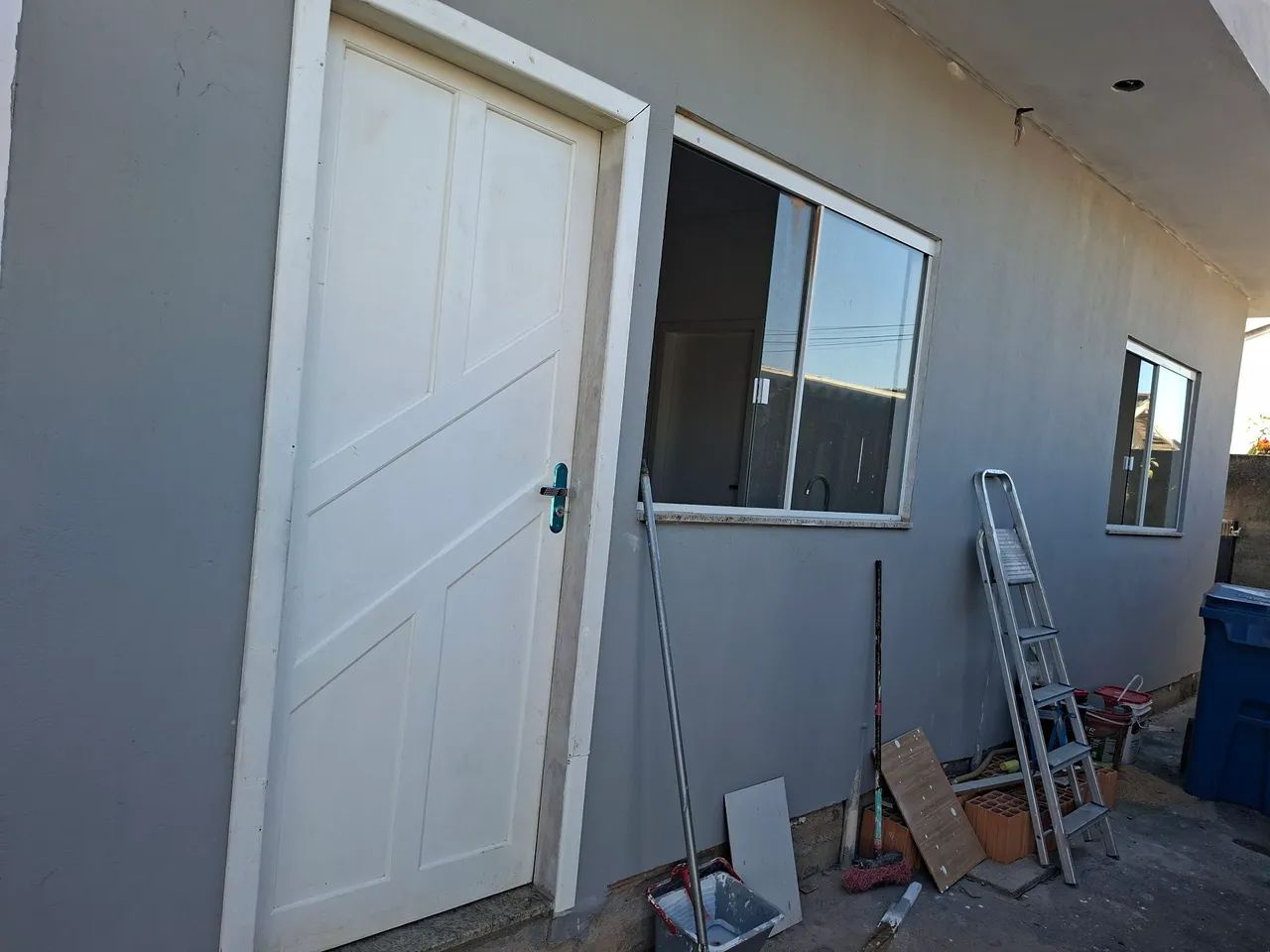 Alugo casa 1800,