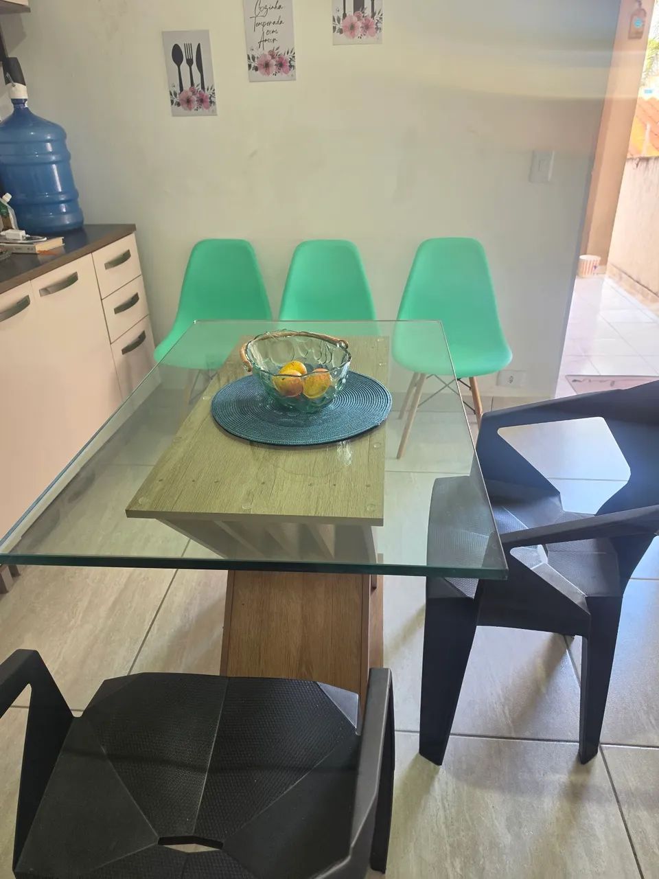 Mesa de jantar com tampo de vidro e base em madeira - Foto 2