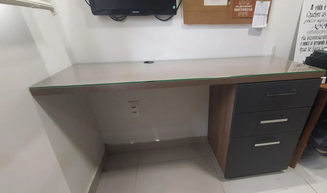 Mesa Home Office com tampo de madeira e vidro - Foto 3