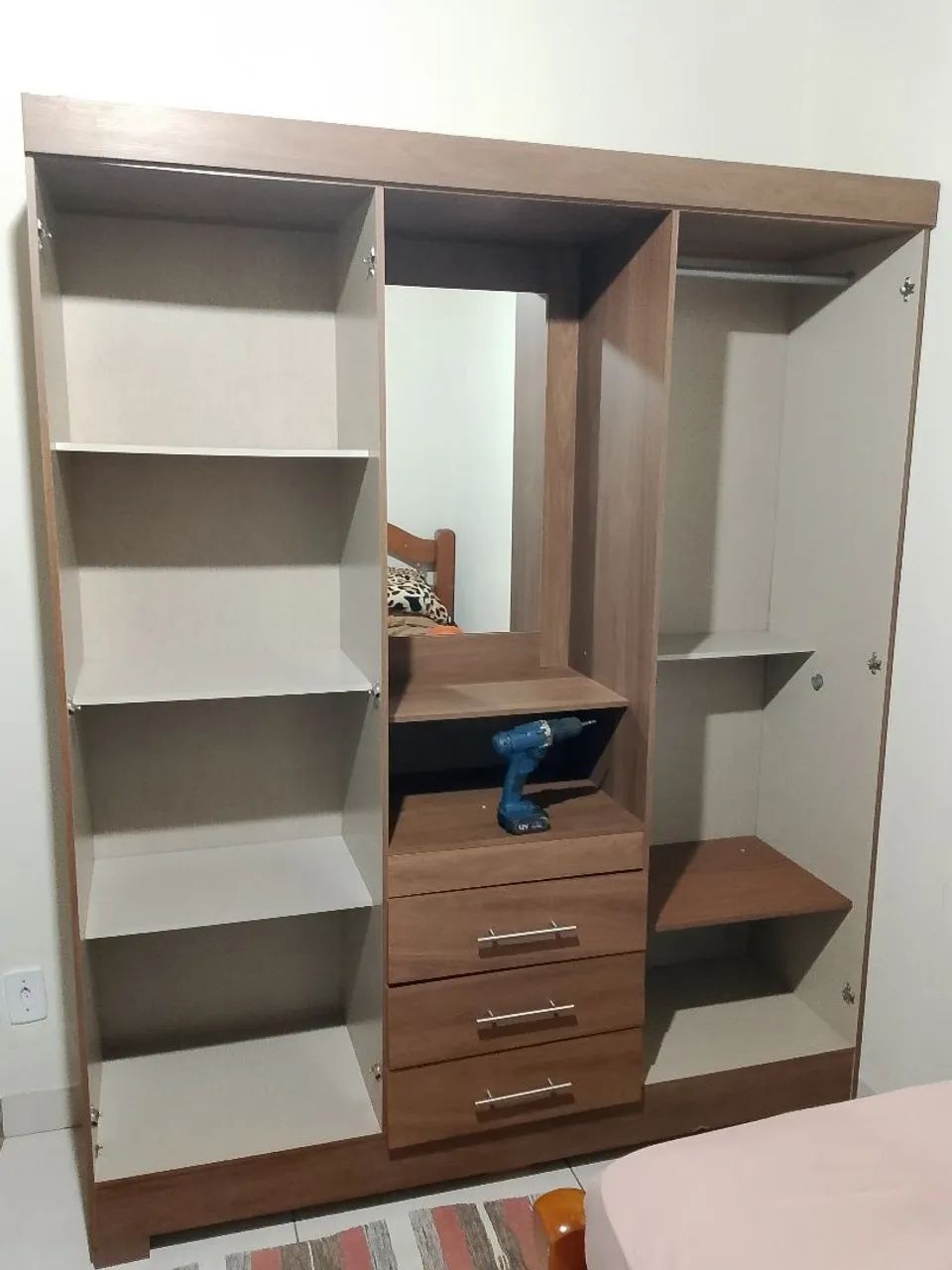 Vendo guarda roupa usado bem conservado entrega e monta grátis  - Foto 2