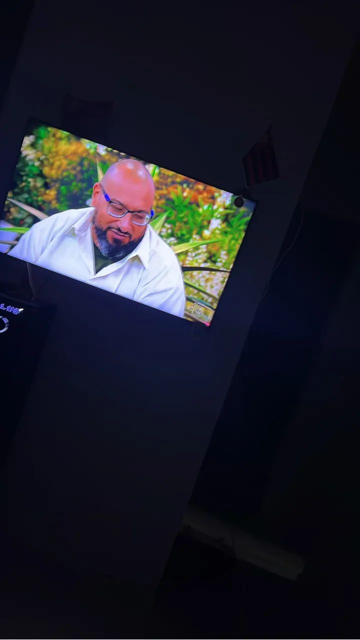 Tv Philips 32 polegadas (não é smart )mas fuciona tidos as entradas e pega todos canais