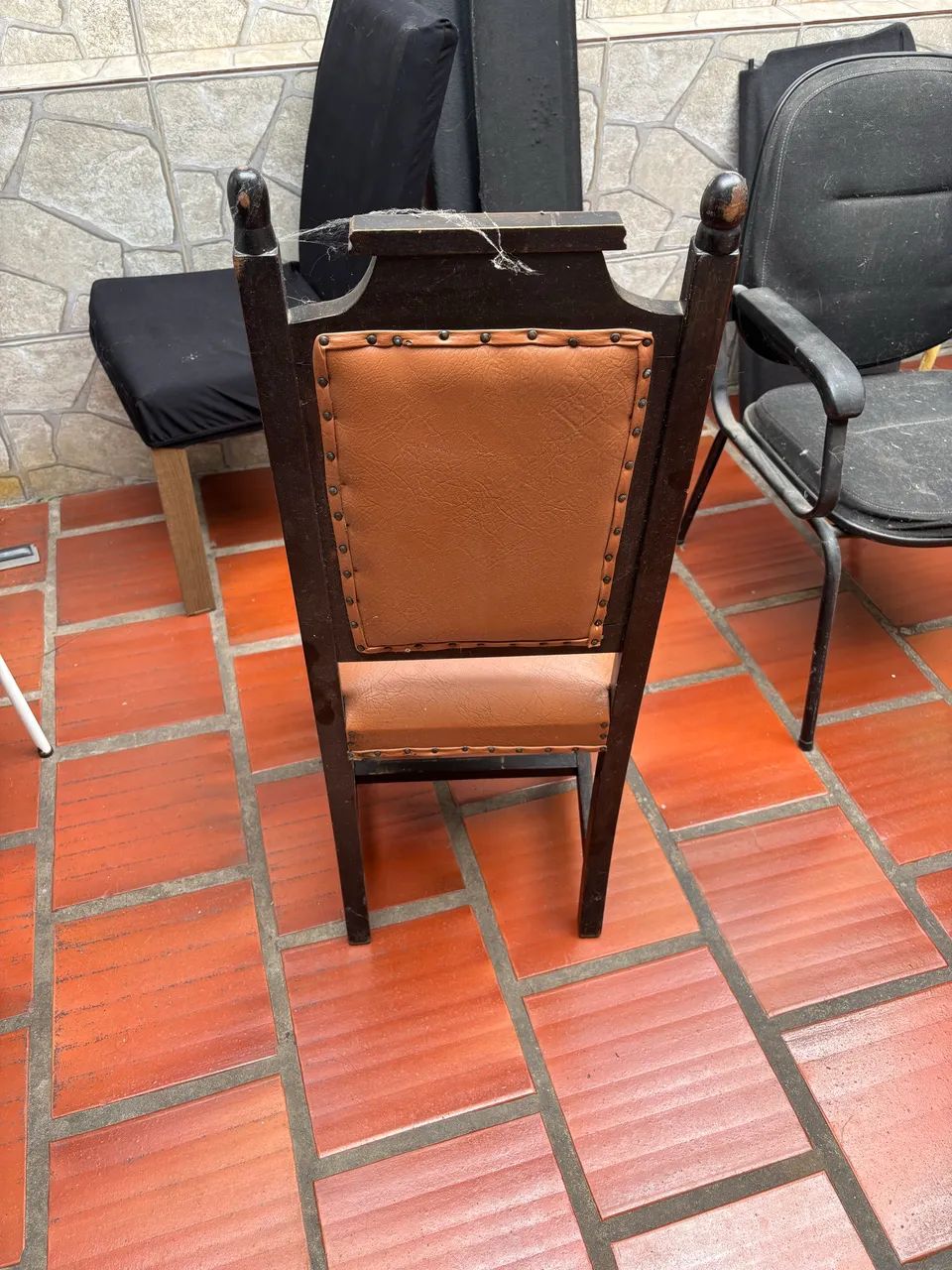 Mesa antiga de madeira com 6 cadeiras  - Foto 4
