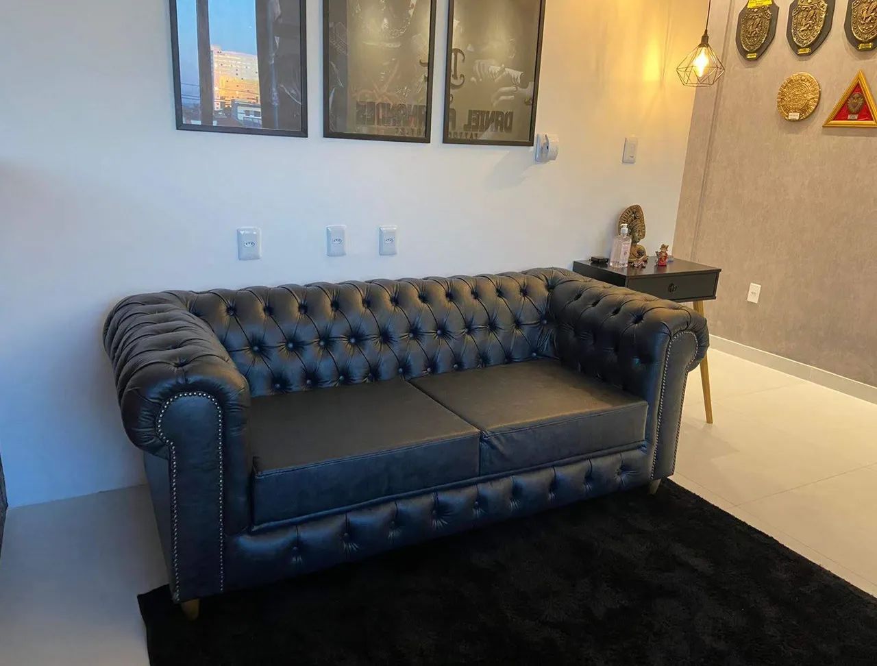 Sofá elegante e confortável 