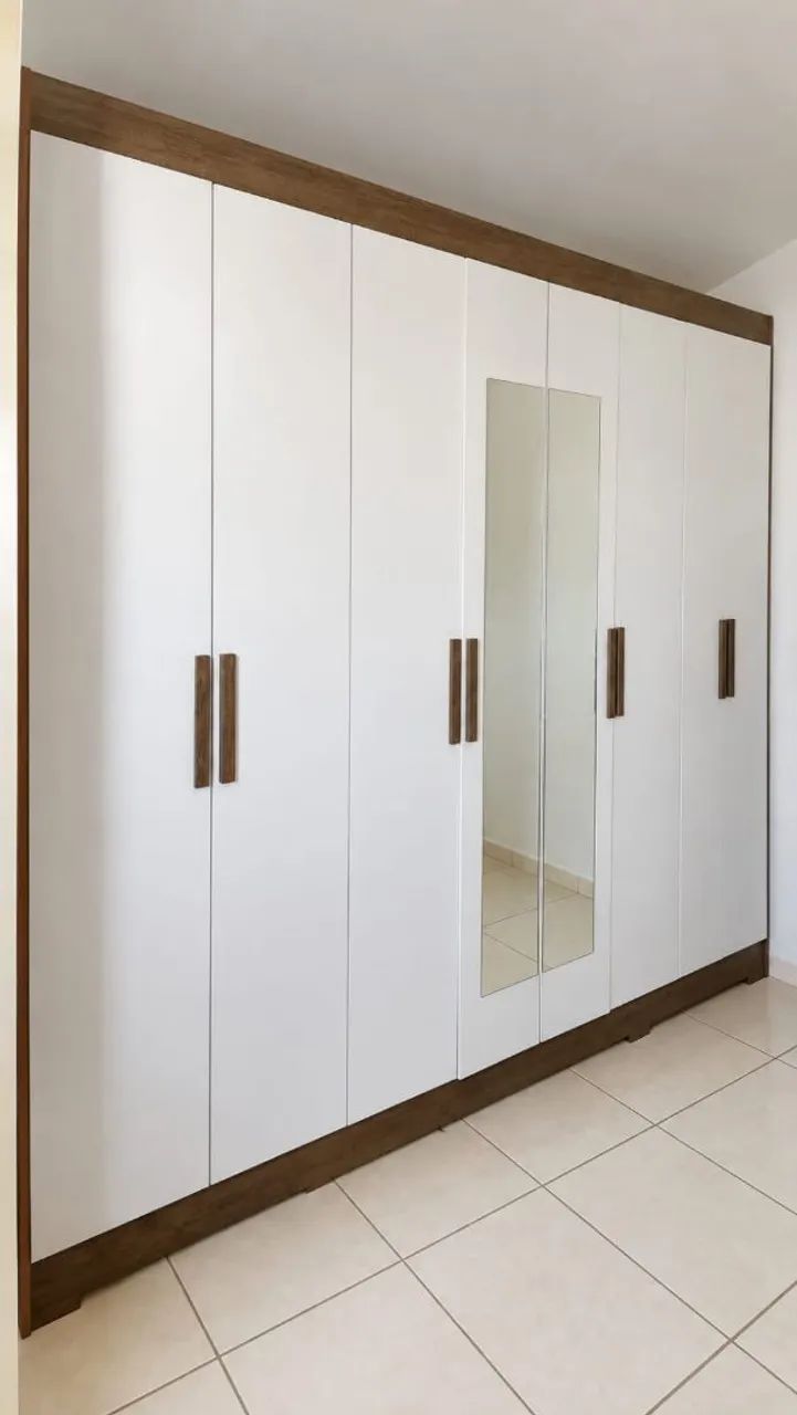 Guarda-roupa de 8 portas