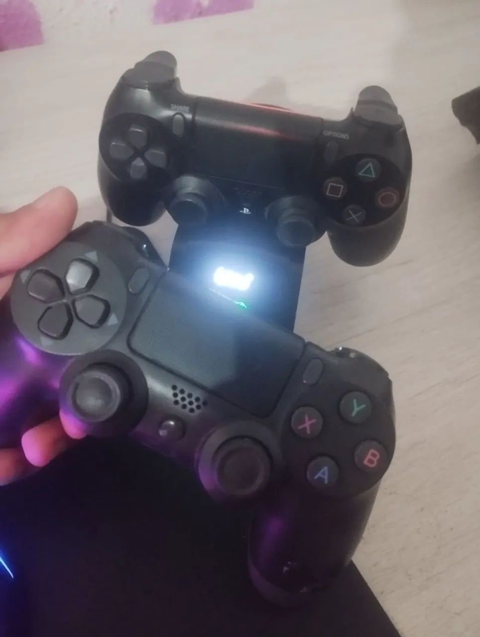 VENDO 2 CONTROLES PS4 + BASE DE CARREGAMENTO - Foto 2