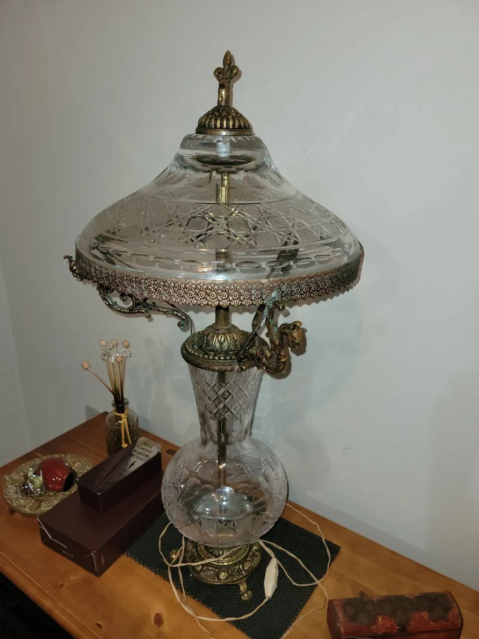 Abajur de Bronze maciço e cristal lapidado com figuras de 3 dragões ao lado - Foto 2