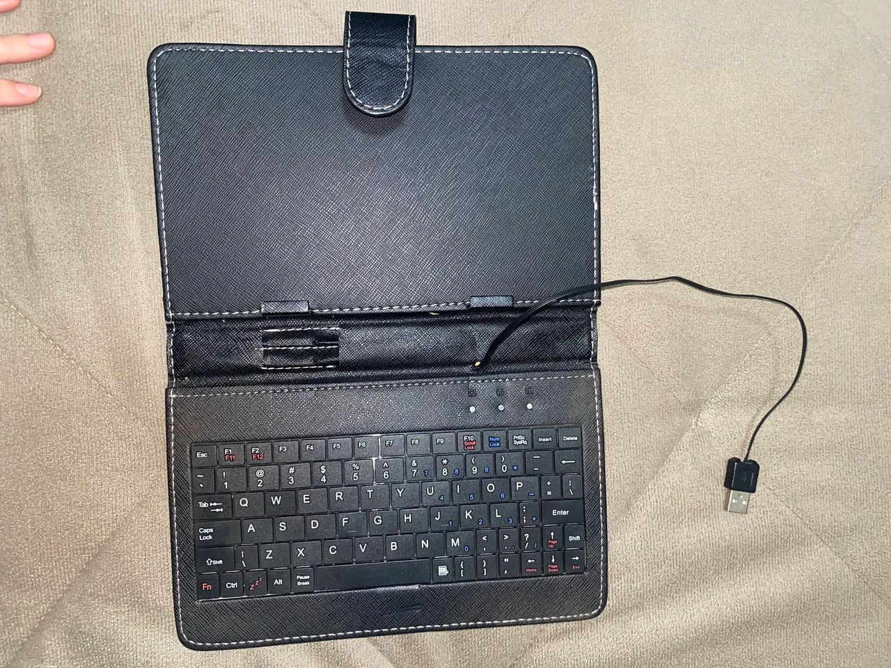 Capa com teclado para tablet