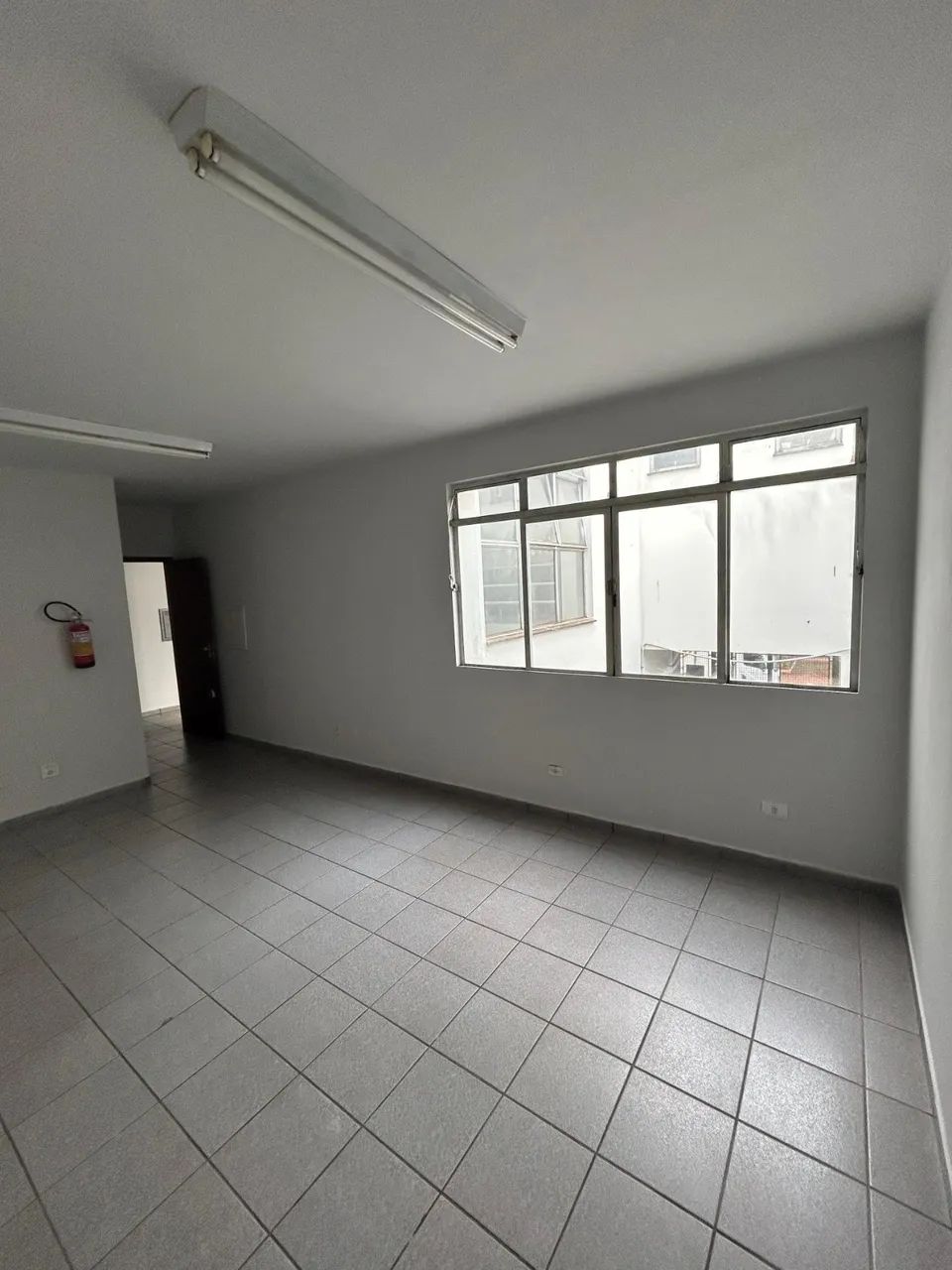 Sala comercial em Sobreloja para alugar no bairro Zona 02 - Foto 5