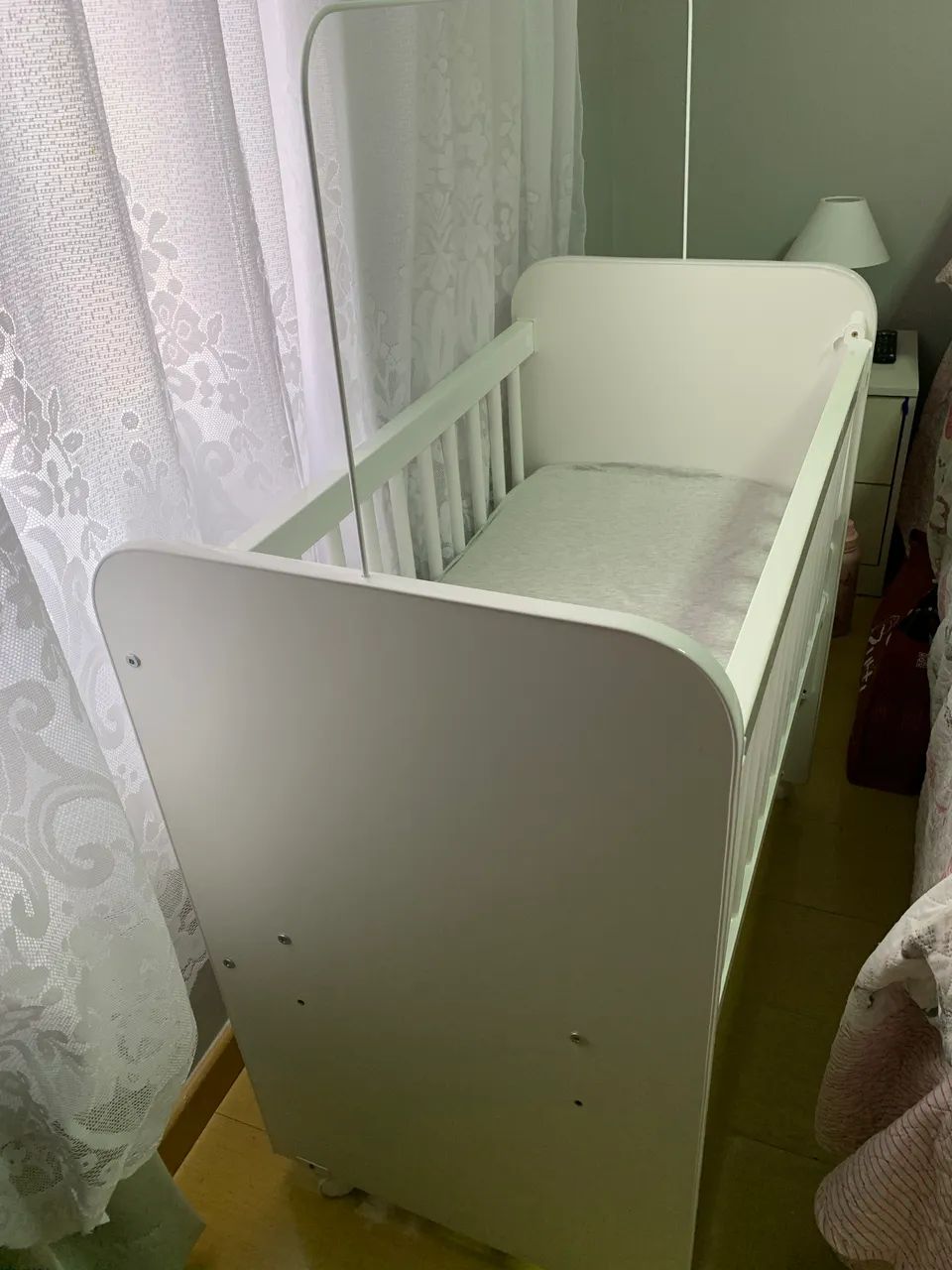 Mini berço com rodinhas e grade ajustável  - Foto 3