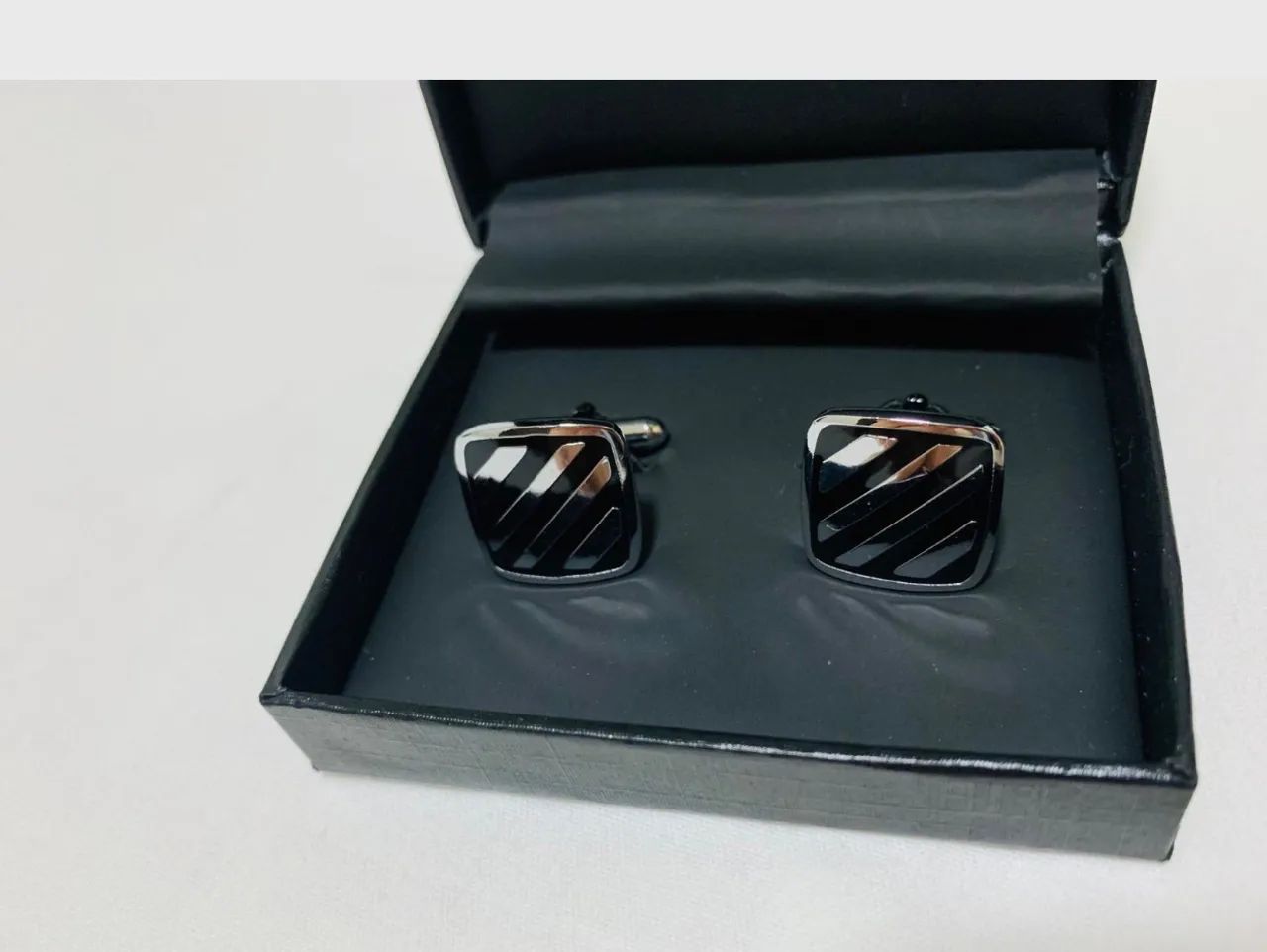 conjunto de abotuaduras marca embios prateada com listas preta - Foto 4